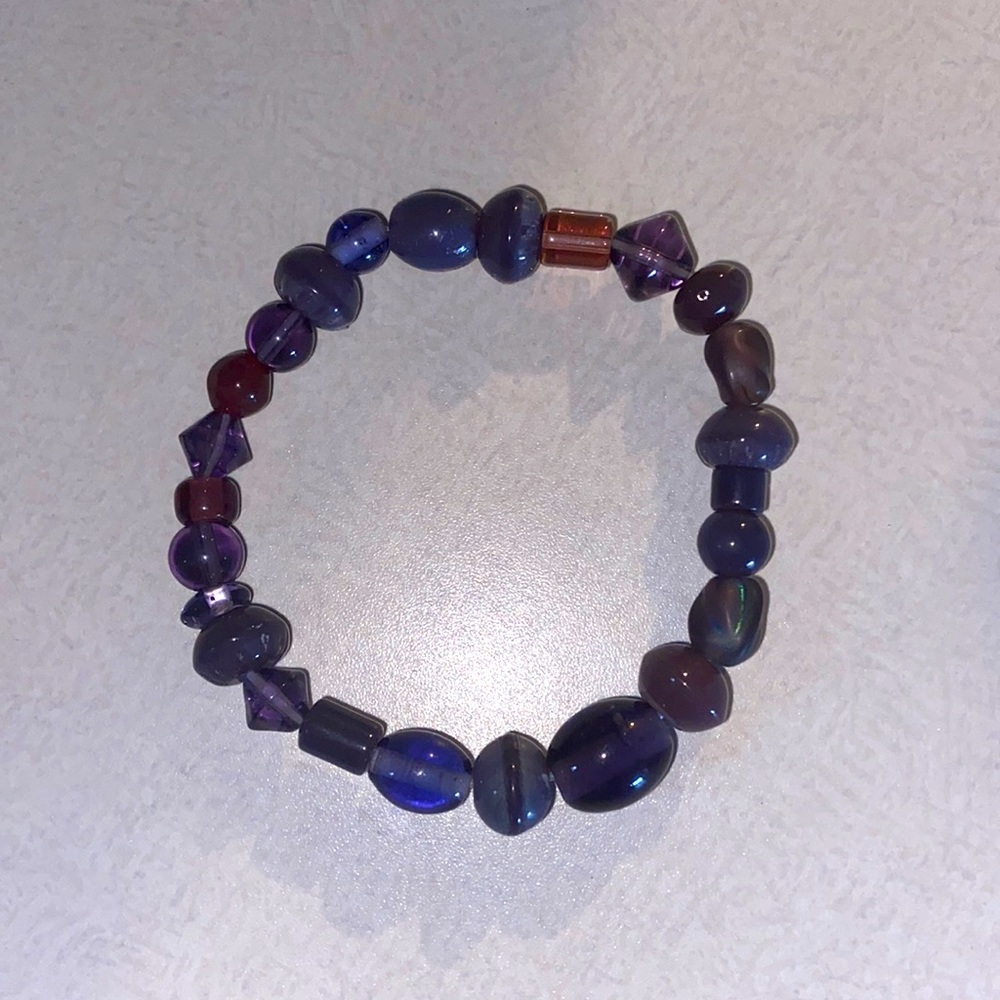 Elastic glass beaded bracelet